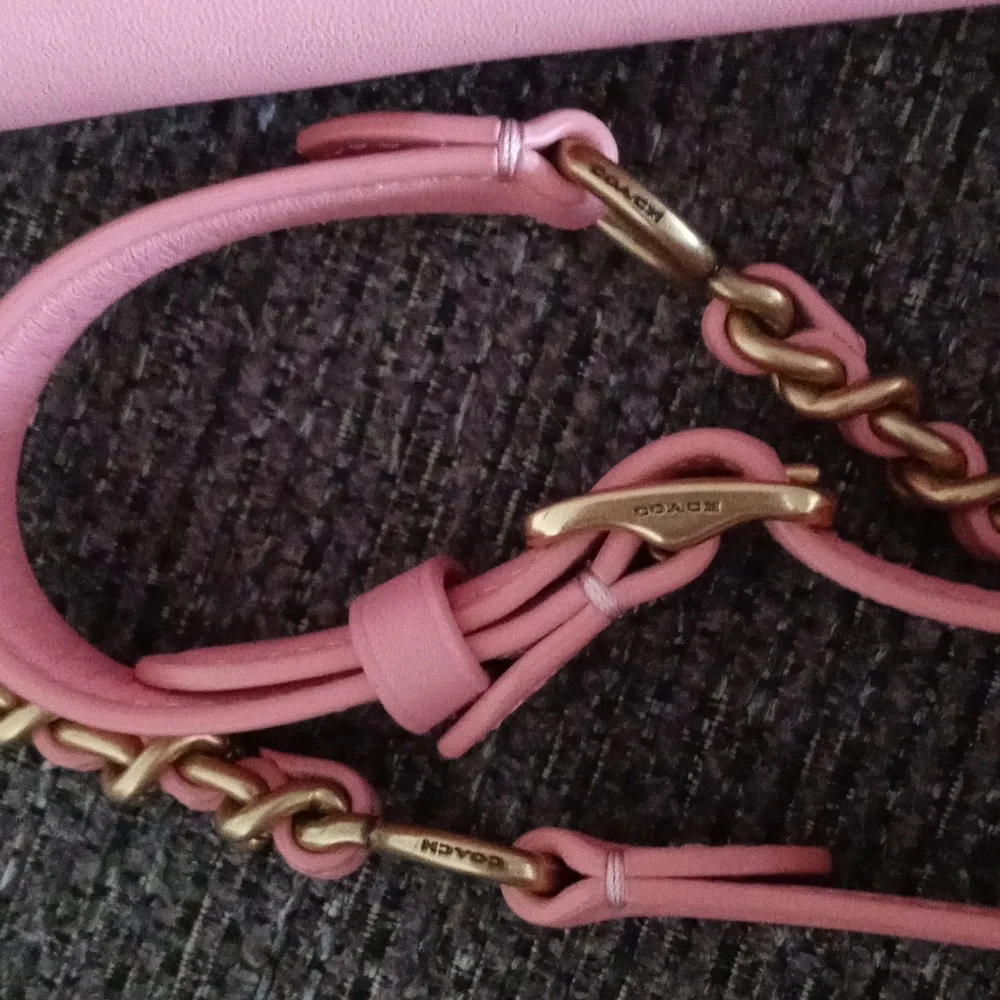 🆕️ 💗HTF Coach💗 - Quilted Chain Belt Bag